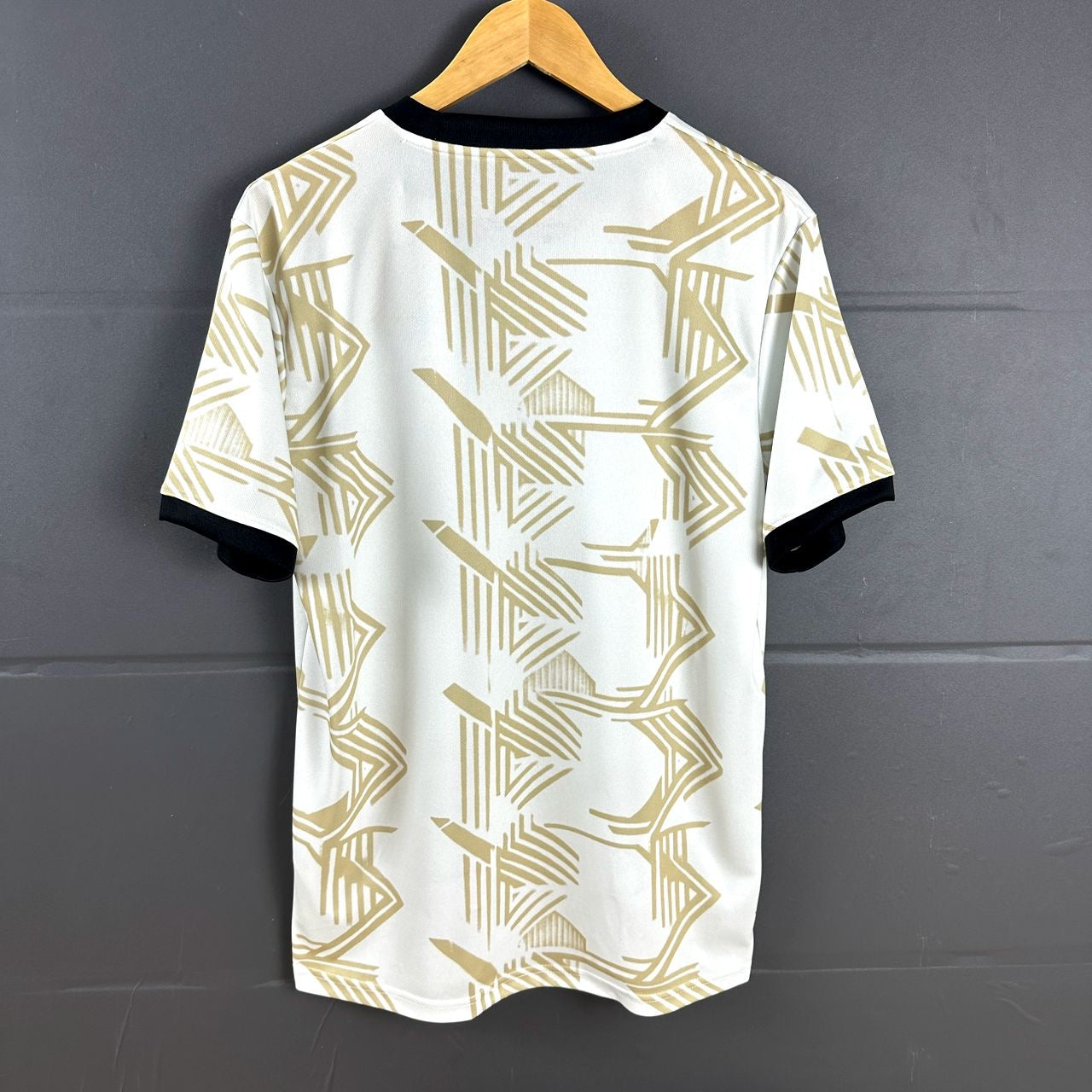 Camisola conceito branca/dourada 25/26