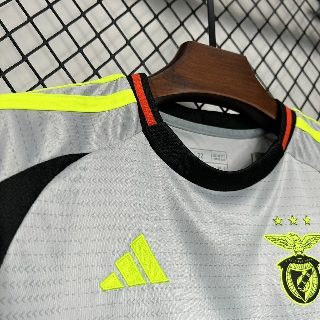Conjunto infantil Terceiro equipamento 24/25 cinzento