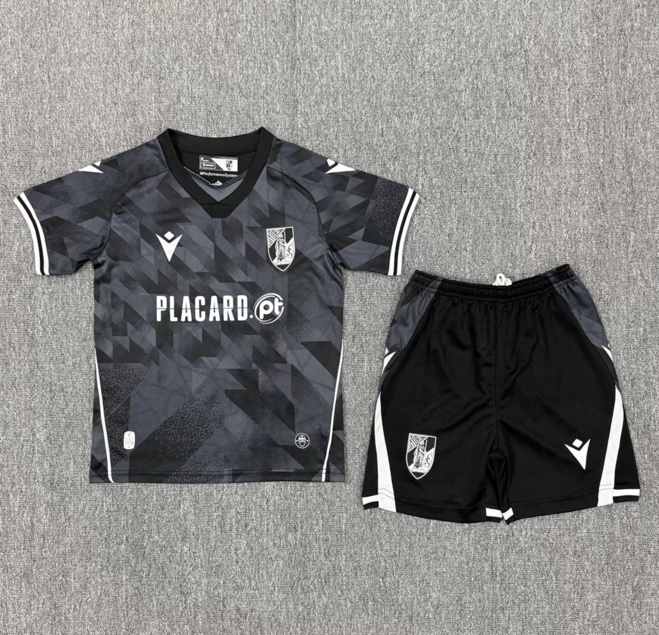 Equipamento de Criança Vitória de Guimarães Alternativo preto 25/26