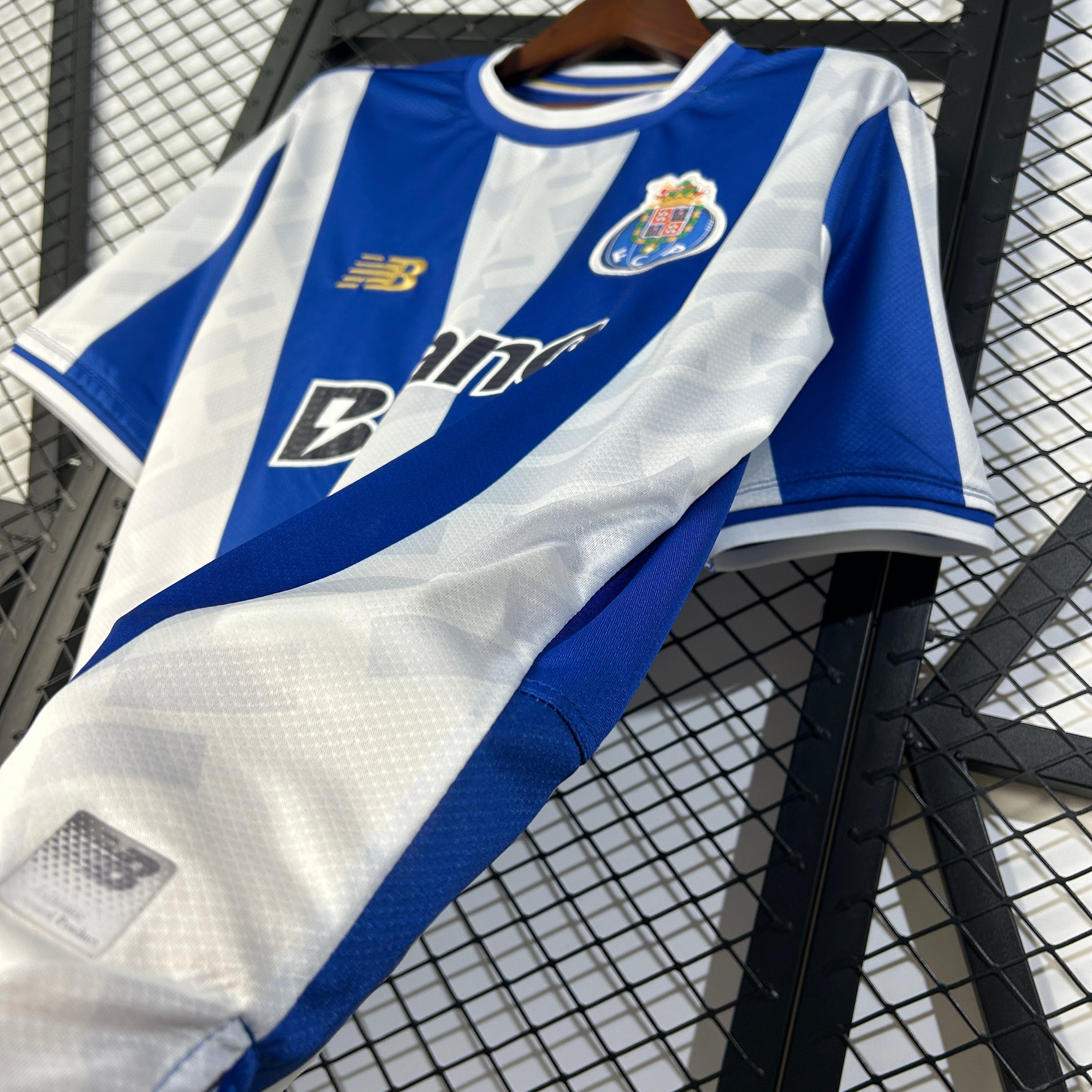 Camisola principal azul/branca 25/26 Emblema bordado